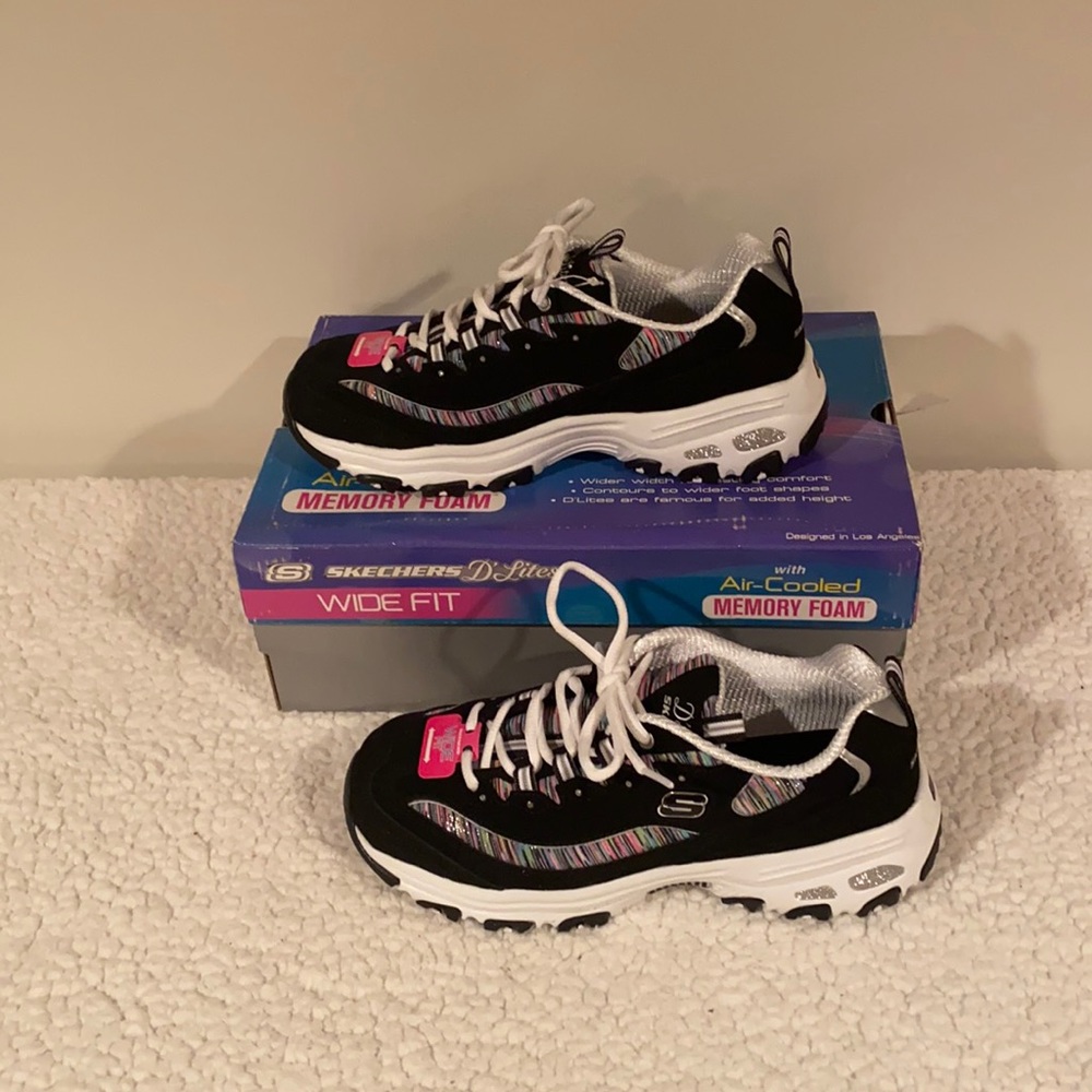 NWT women Skechers 8W